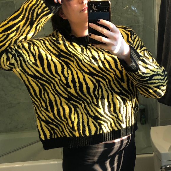 Yellow animal print sweater - Picture 3 of 6